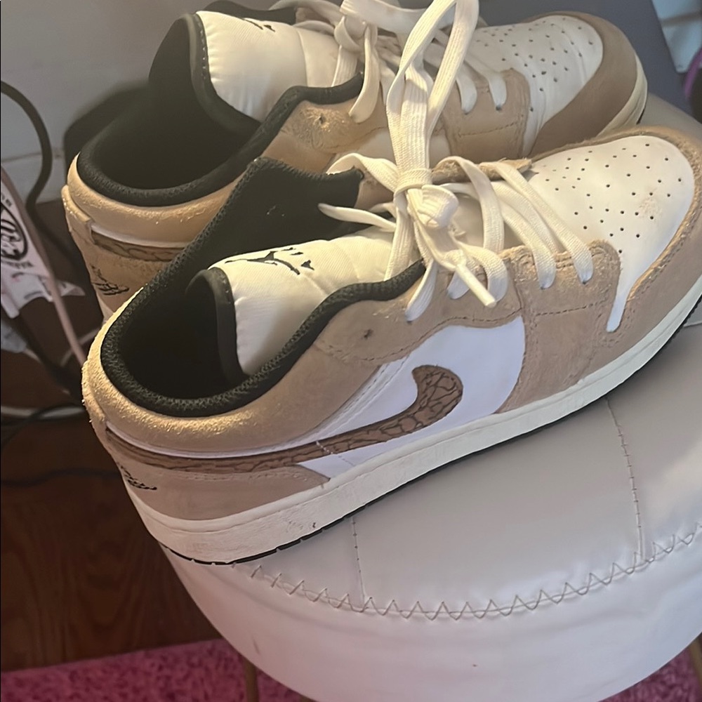 Nike Air Jordan 1 Low SE "Brown Elephant."
